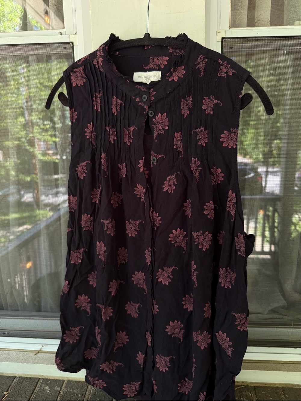 Treasure & Bond Black Sleeveless Button-Front Blouse with Dusty Rose Floral